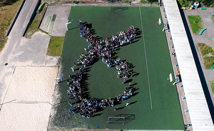 Alunos do concelho de Cantanhede formam laço azul humano contra os maus-tratos infantis